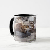 Grizzlybär, der auf Felsen stillsteht Tasse (Vorderseite Links)
