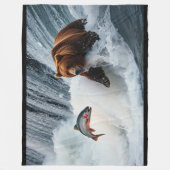 Grizzlybär fängt Lachs Fleecedecke (Vorderseite)