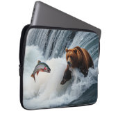 Grizzlybär fängt Lachs Laptopschutzhülle (Vorne Rechts)