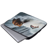 Grizzlybär fängt Lachs Laptopschutzhülle (Vorne Knopf)