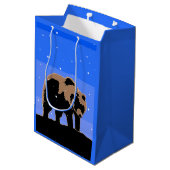 Grizzlybär im Winter - Original Wildlife Art Mittlere Geschenktüte (Rückseite Schrägansicht)