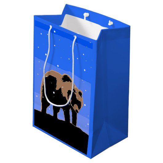 Grizzlybär im Winter - Original Wildlife Art Mittlere Geschenktüte (Rückseite Schrägansicht)