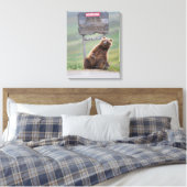 Grizzlybär spielt mit Schild (Insitu (Schlafzimmer))