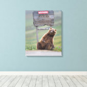 Grizzlybär spielt mit Schild (Insitu (Holzboden))