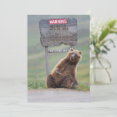 Grizzlybär spielt mit Schild Dankeskarte (Stehend Vorderseite)