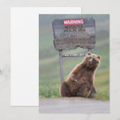 Grizzlybär spielt mit Schild Dankeskarte (Vorne/Hinten)