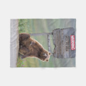Grizzlybär spielt mit Schild Fleecedecke (Vorderseite (Horizontal))