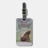 Grizzlybär spielt mit Schild Gepäckanhänger (Vorderseite vertikal)