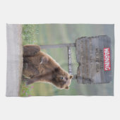 Grizzlybär spielt mit Schild Geschirrtuch (Horizontal)