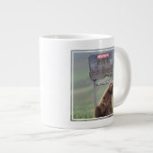 Grizzlybär spielt mit Schild Jumbo-Tasse (Vorderseite Rechts)