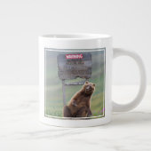 Grizzlybär spielt mit Schild Jumbo-Tasse (Rechts)