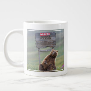 Grizzlybär spielt mit Schild Jumbo-Tasse