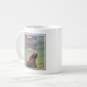 Grizzlybär spielt mit Schild Kaffeetasse (Vorderseite Links)