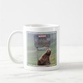 Grizzlybär spielt mit Schild Kaffeetasse (Links)