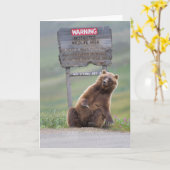 Grizzlybär spielt mit Schild Karte (Gelbe Blume)