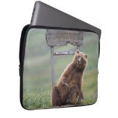 Grizzlybär spielt mit Schild Laptopschutzhülle (Vorne Rechts)