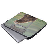 Grizzlybär spielt mit Schild Laptopschutzhülle (Vorne Knopf)