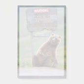 Grizzlybär spielt mit Schild Post-it Klebezettel (Vorderseite)