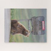 Grizzlybär spielt mit Schild Puzzle (Horizontal)