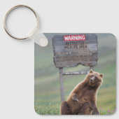 Grizzlybär spielt mit Schild Schlüsselanhänger (Vorderseite)