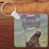 Grizzlybär spielt mit Schild Schlüsselanhänger (Vorderseite)