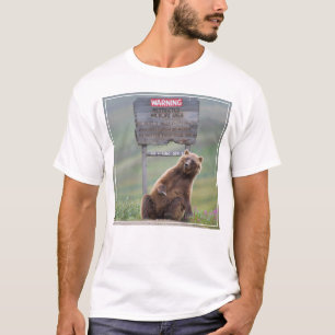 Grizzlybär spielt mit Schild T-Shirt