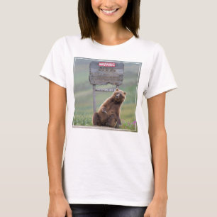 Grizzlybär spielt mit Schild T-Shirt