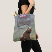 Grizzlybär spielt mit Schild Tasche (Von Nahem)
