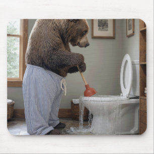 Grizzlybär stürzt Toilette mit Überlauf Mousepad