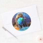 Grizzlybär umarmt den Planeten Erde Tag Runder Aufkleber (Umschlag)