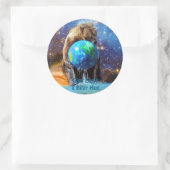 Grizzlybär umarmt den Planeten Erde Tag Runder Aufkleber (Tasche)