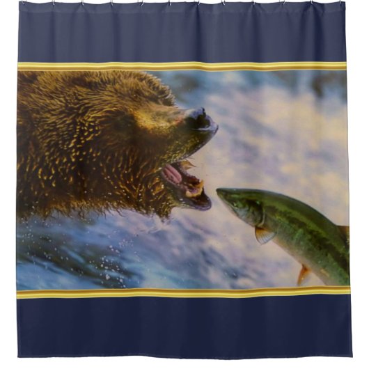 Grizzlybären, die Stahlkopflachse im Mund fangen Duschvorhang (Vorderseite)