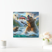 Grizzlybären mit Forellenlachs Quadratische Wanduhr (Zuhause)