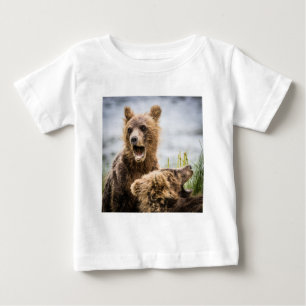 Grizzy Cubs suchen nach ihrer Mutter Baby T-shirt