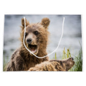 Grizzy Cubs suchen nach ihrer Mutter Große Geschenktüte (Vorderseite)