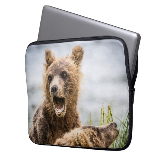 Grizzy Cubs suchen nach ihrer Mutter Laptopschutzhülle (Vorderseite Links)