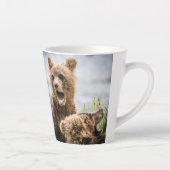 Grizzy Cubs suchen nach ihrer Mutter Milchtasse (Rechts)