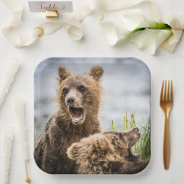 Grizzy Cubs suchen nach ihrer Mutter Pappteller