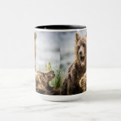 Grizzy Cubs suchen nach ihrer Mutter Tasse (Zentrum)
