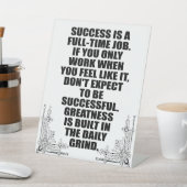 Grobheit wird im täglichen Grind aufgebaut Sockelschild (In SItu)