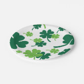 Groen klavertje vier blaadjes. St. Patrick's Day Pappteller (Schrägansicht)