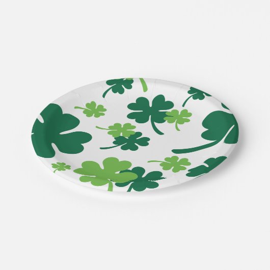 Groen klavertje vier blaadjes. St. Patrick's Day Pappteller (Schrägansicht)