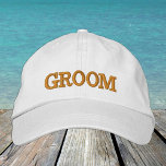 GROOM bestickte Baseballkappe Gold / weiß<br><div class="desc">bestickte Hats: Klassische,  goldgelbe/weiße Fashion-Baseballkappe mit dem Text "GROOM" für Junggesellenabend / Junggesellenabend,  Party,  Hochzeit,  Kostümkleid für Party/Nachtausklang</div>