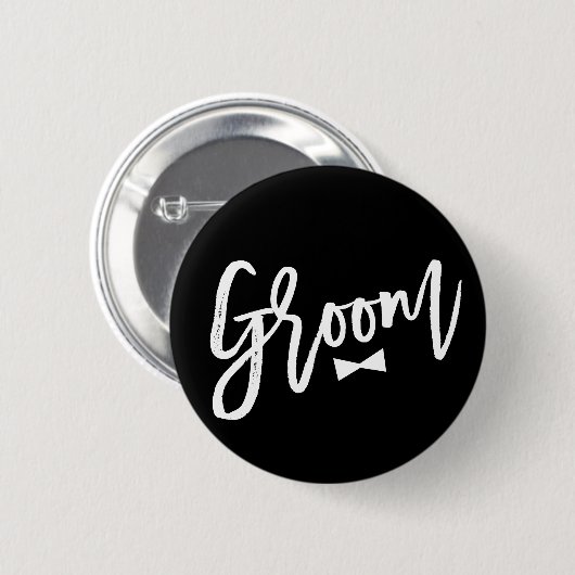 Groom Bow Tie White Script Bridal Party Wedding Button (Vorne & Hinten)