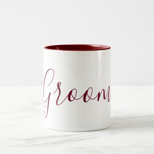 Groom Burgundy und White Cursive Zweifarbige Tasse (Mittel)