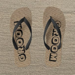 Groom Burlap Look Flip Flops Badesandalen<br><div class="desc">Die Groom Flip Flops verfügen über einen bräunlichen Einbruch im Hintergrund mit dem Wort "GROOM" in einem Winkel auf den Schuhen geschrieben. Copyright Kathy Henis</div>