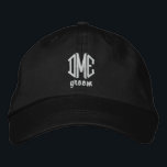 Groom Custom Wedding Monogram Baseball Cap Bestickte Baseballkappe<br><div class="desc">Überraschen Sie den Bräutigam mit dieser coolen Sohle im Baseballstil, die mit seinem 3-Buchstaben-Monogramm und dem unten stehenden Wortgroom besticht. Ändern Sie einfach die Farbe von Text und Kappe, um Ihr Hochzeitstil/Ihre Hochzeitstil/Ihre Hochzeitsfarben anzupassen. Dies macht eine phantastische Verlobung oder Gastgeschenk Hochzeit Geschenk. Die koordinierten Obergrenzen sehen auch in Fotos...</div>