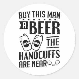 Groom die Handschellen sind nahe Bachelor Party Runder Aufkleber
