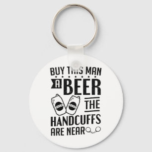 Groom die Handschellen sind nahe Bachelor Party Schlüsselanhänger