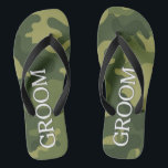 Groom mit grünem Camoflauge Muster Badesandalen<br><div class="desc">Ein männliches Design,  das perfekt für eine Hochzeit oder Junggeselle geeignet ist.</div>